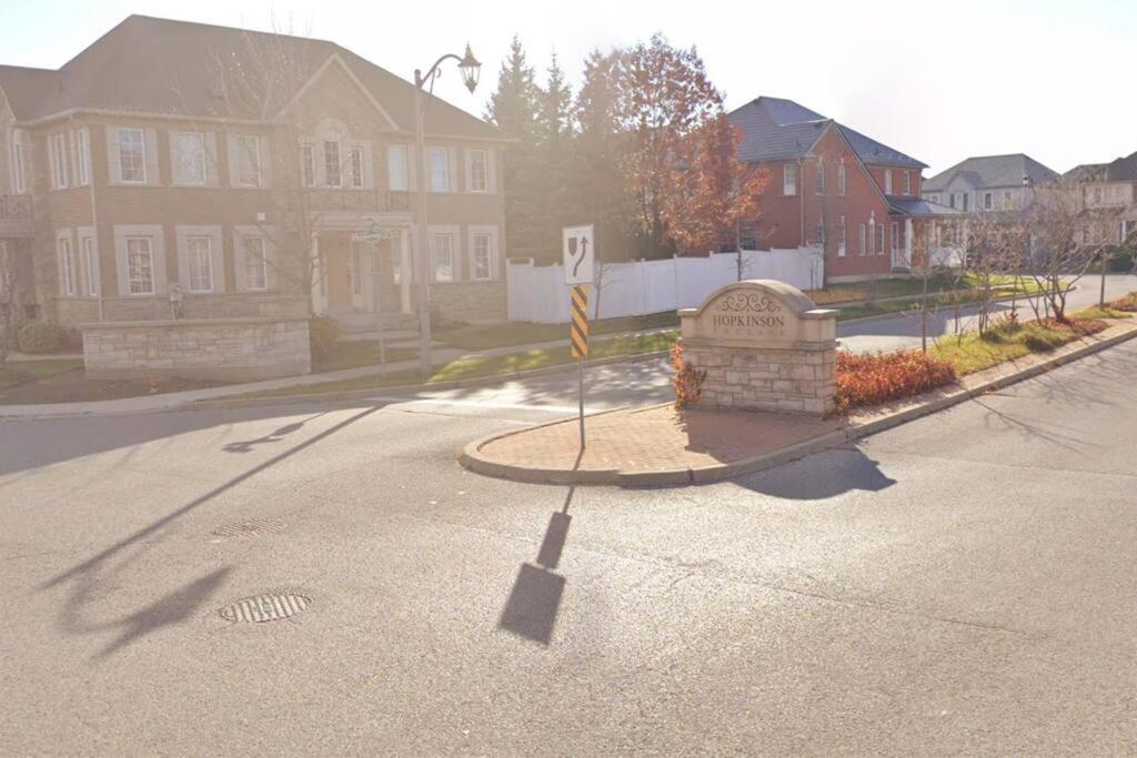 Finished 2 Bedroom Apartment In An Upscale Area Of Ajax Bagian luar foto